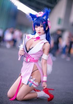 兄妹看电视时当着父母