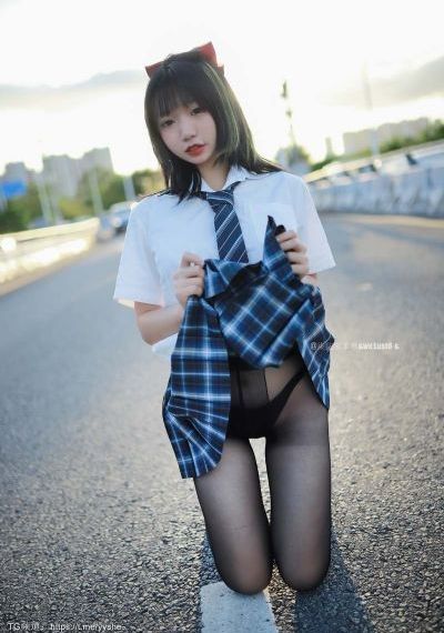 脱了内裤一边亲一边摸